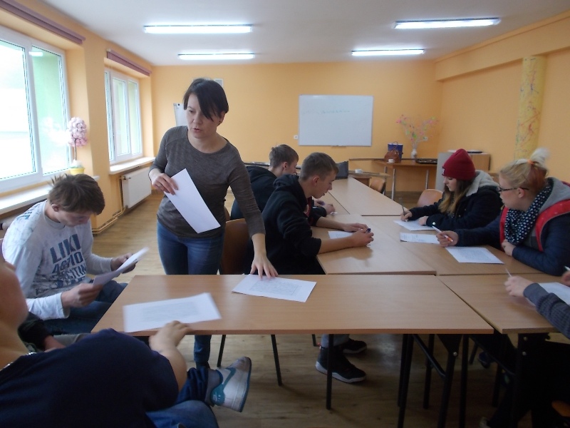 m__odzie_____HP_w_czasie_zaj_____z_doradc___zawodowym.jpg