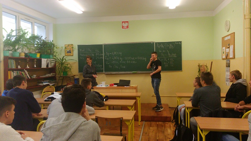 po__rednik_pracy_podczas_zaj_____z_m__odzie_____szkoln__.jpg