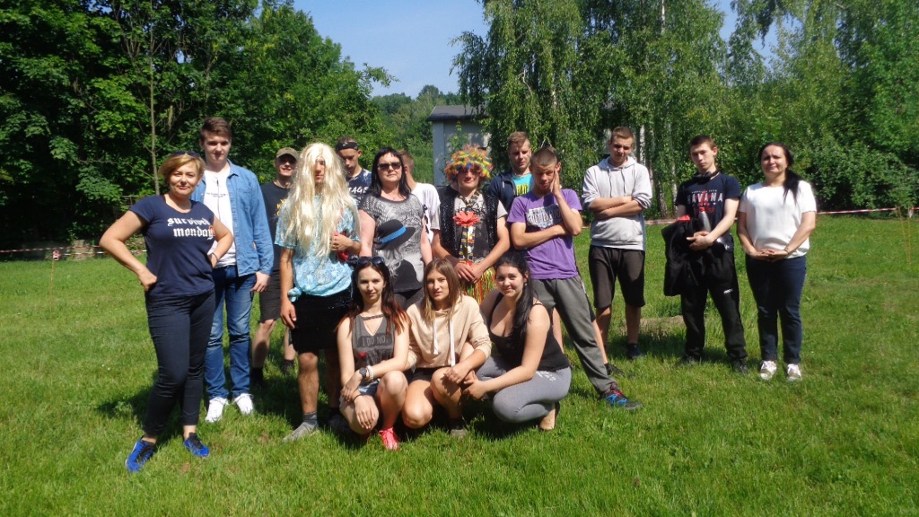 Pamiątkowe zdjęcie uczestników Sportowego Dnia Dziecka w HP Nysa
