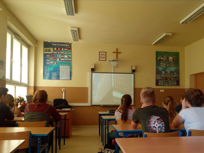 Uczniowie w trakcie projekcji filmu