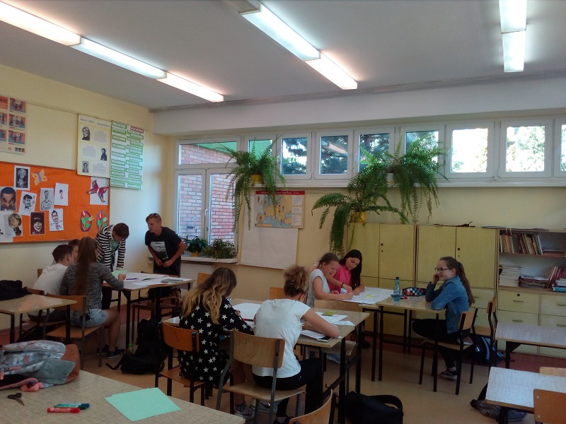Uczniowie w trakcie pracy grupowej